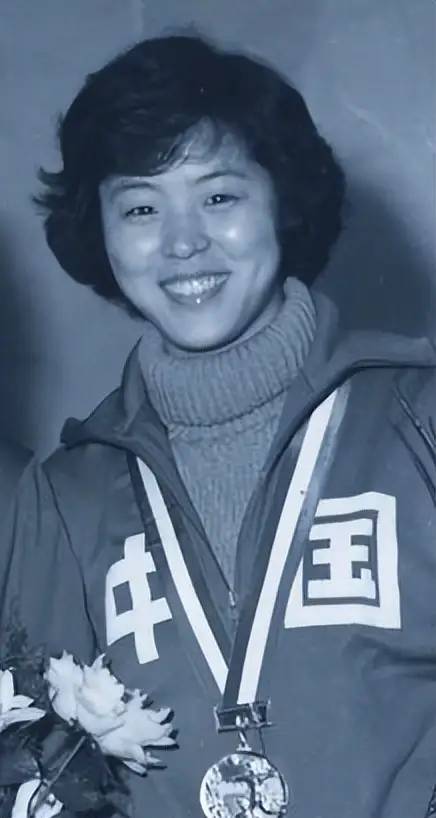 1981年首次荣获世界冠军的中国女排队员