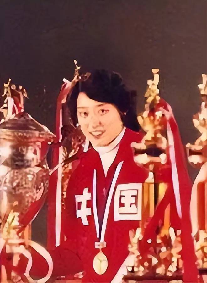 1981年首次荣获世界冠军的中国女排队员