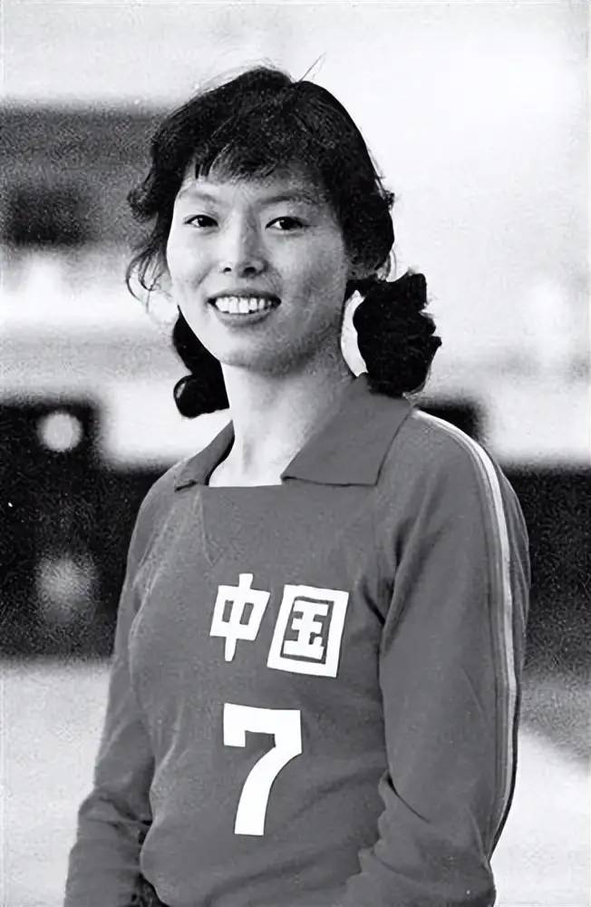 1981年首次荣获世界冠军的中国女排队员