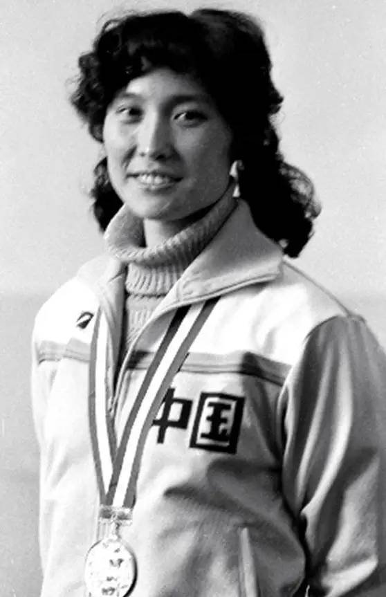 1981年首次荣获世界冠军的中国女排队员