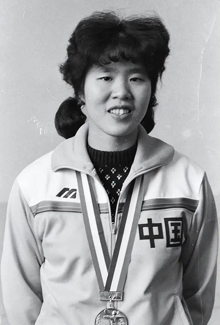 1981年首次荣获世界冠军的中国女排队员