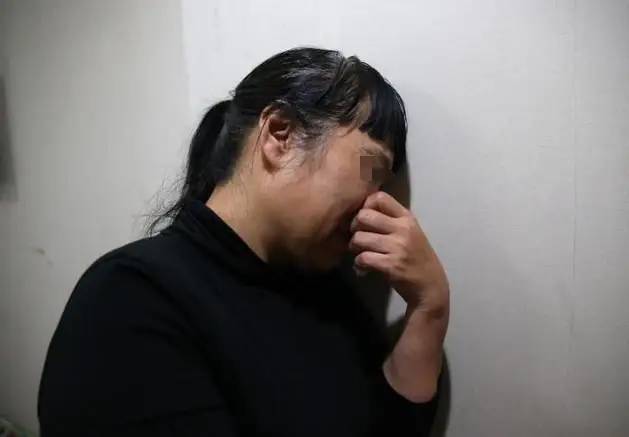 “爬行妈妈”董明英: 24岁嫁46岁光棍，不听劝3年生俩，现状如何