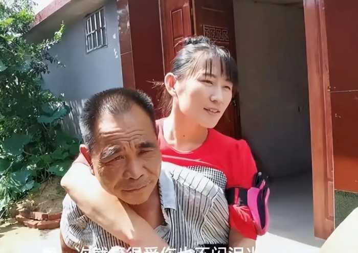 “爬行妈妈”董明英: 24岁嫁46岁光棍，不听劝3年生俩，现状如何