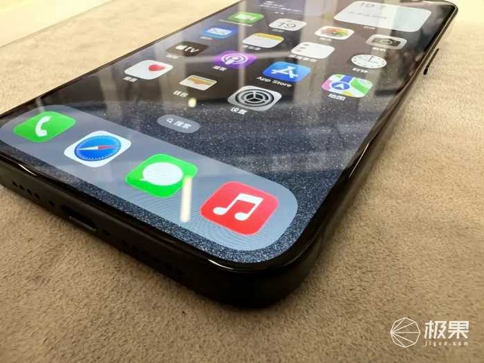 iPhone 15真机首发体验！又轻又强刀法精准，多项升级都戳到心巴…