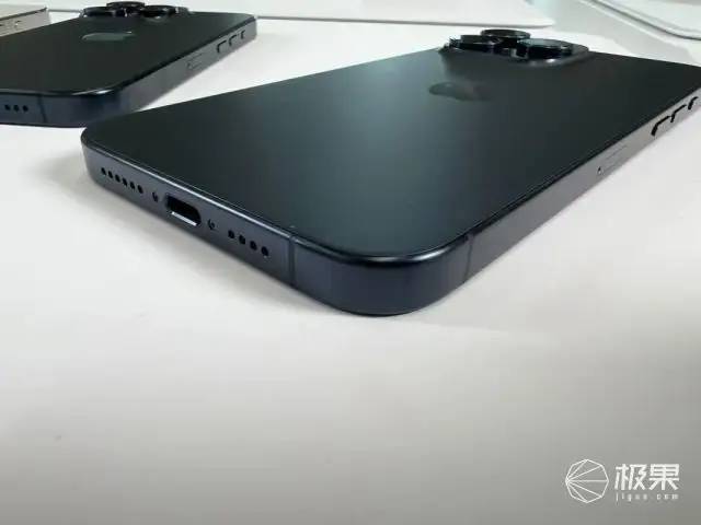 iPhone 15真机首发体验！又轻又强刀法精准，多项升级都戳到心巴…