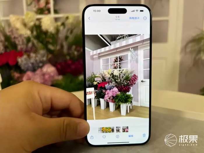 iPhone 15真机首发体验！又轻又强刀法精准，多项升级都戳到心巴…