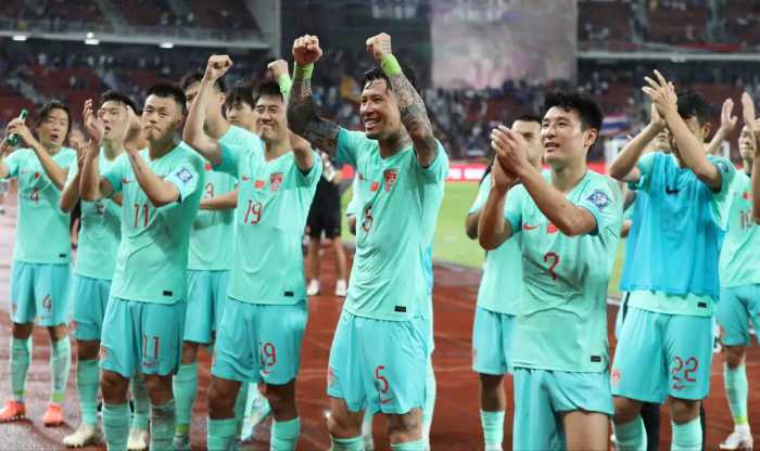 1-0！2-1！亚洲杯乱了，鱼腩崛起，亚洲第1被掀翻，国足盼5分晋级