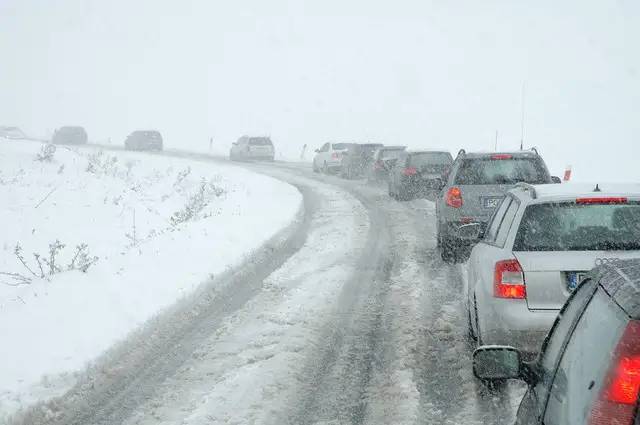 湖南一场暴雪，为何将高速公路推向风口浪尖？