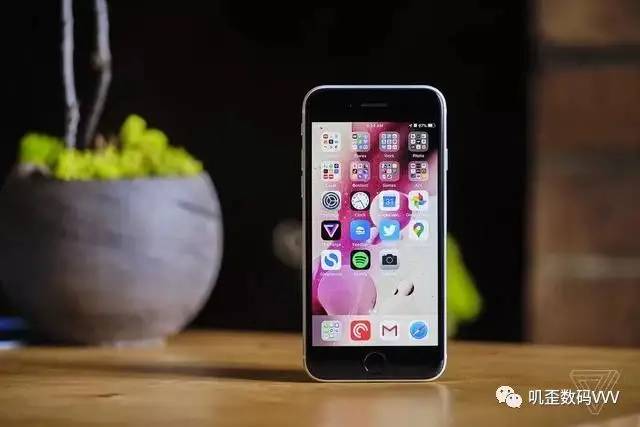 iPhone SE2真机上手评测，优缺点很明显，看看外媒都怎么说！