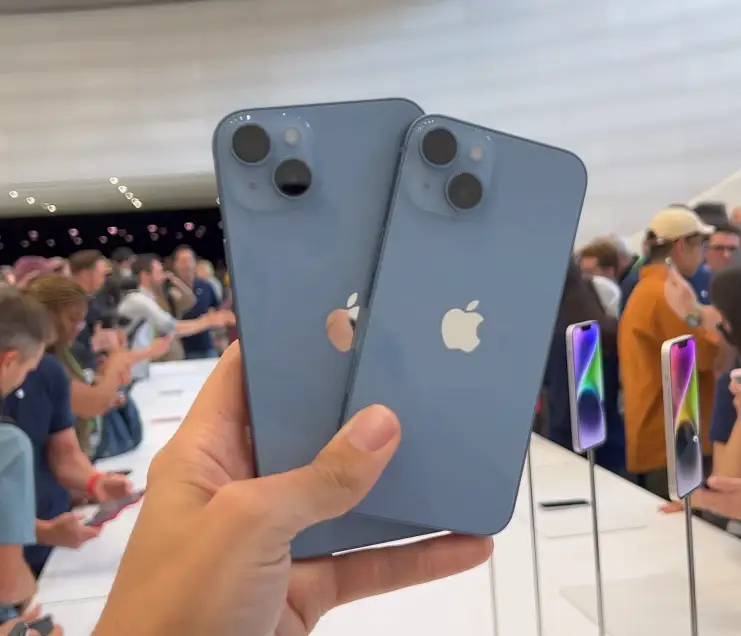 iPhone13最新官方价确认，对比iPhone14怎么选？看完就理解了