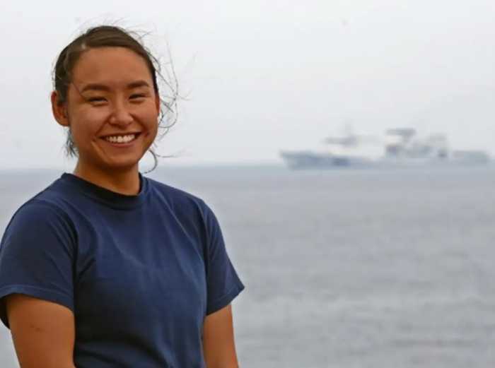 2019年，那个在美军舰上用中文警告我国海军的华人女兵，后来如何