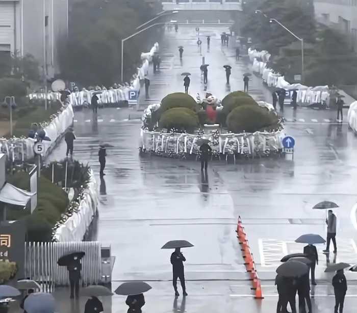 泪崩！多辆红旗轿车现身宗庆后追思会，车牌号0001，网友直呼敬佩