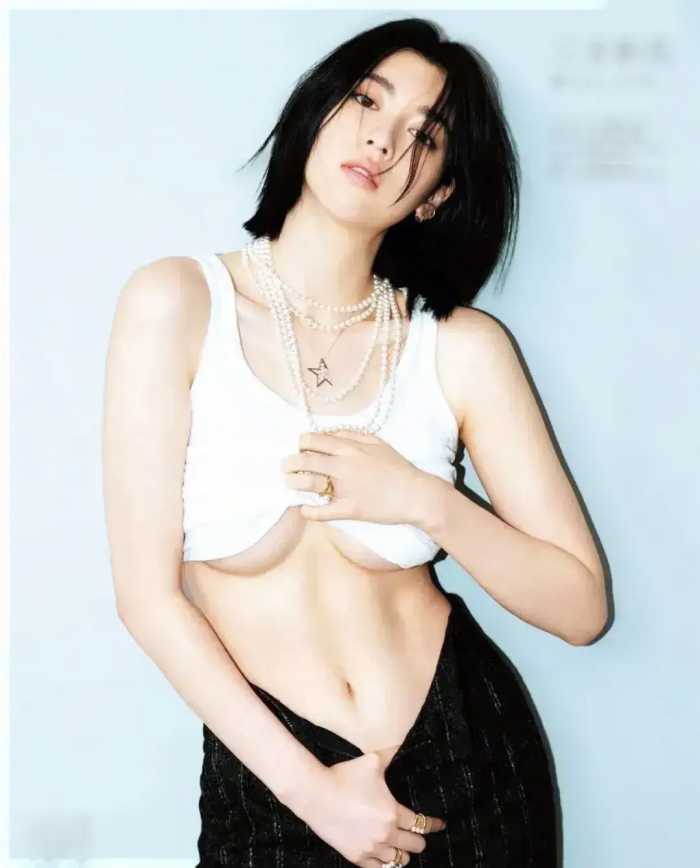 三吉彩花：真空造型胆大，这就是所谓的清纯与性感的融合吗？