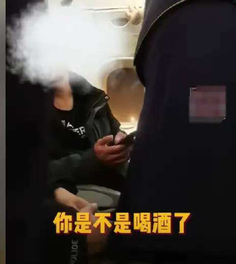 闹大了！山东男子上飞机后突然打开舱门，空姐声音哽咽：严重事故