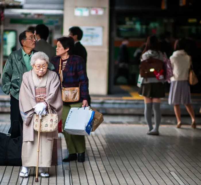 看看日本老人退休后的生活，再看看中国老人，完全没法比！