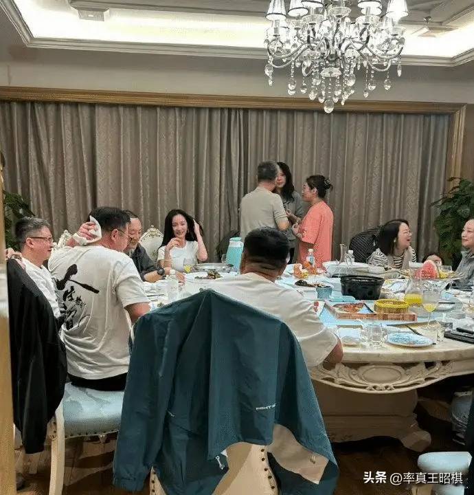 杨幂的“陪酒照”曝光，果然酒桌上才会素颜