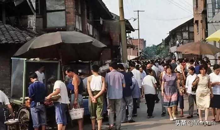 真实老照片：被脱光衣服女子，刚服侍完客人累瘫在床上的青楼女子