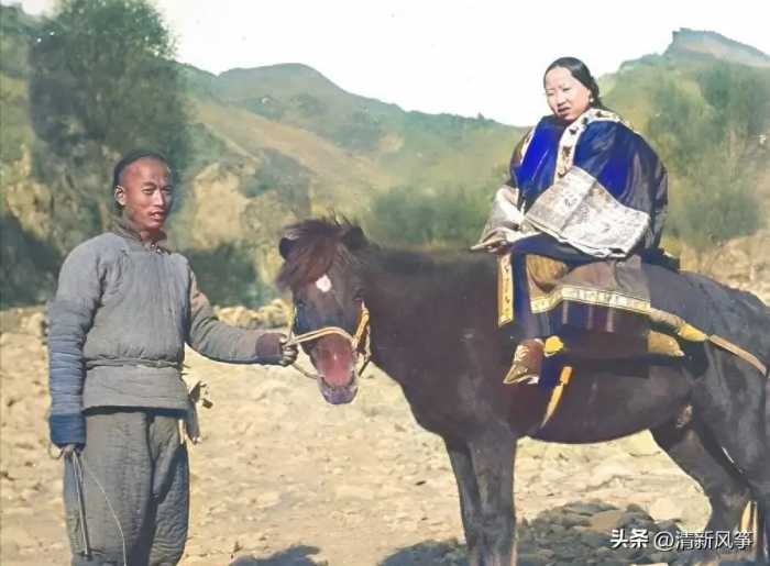 清末老照片：晚清正在吸食鸦片的三位贵妇，迷迷糊糊任人摆布