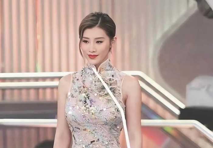 TVB新人女星扮人肉奖杯，满脸涂成金色，连体服太薄未穿打底内衣