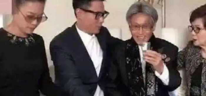 18年傅达仁在家人陪伴下瑞士安乐死，药一饮而尽，在儿子怀中去世