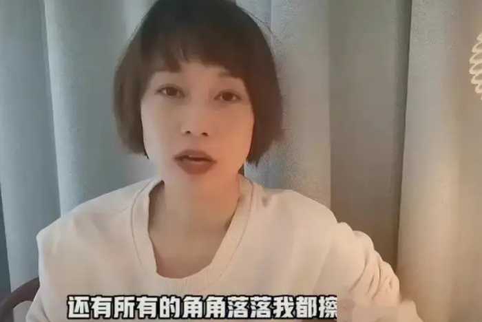 马伊琍一家五口回上海，打扮少女比女儿抢镜，爱马与妹妹搂肩热聊