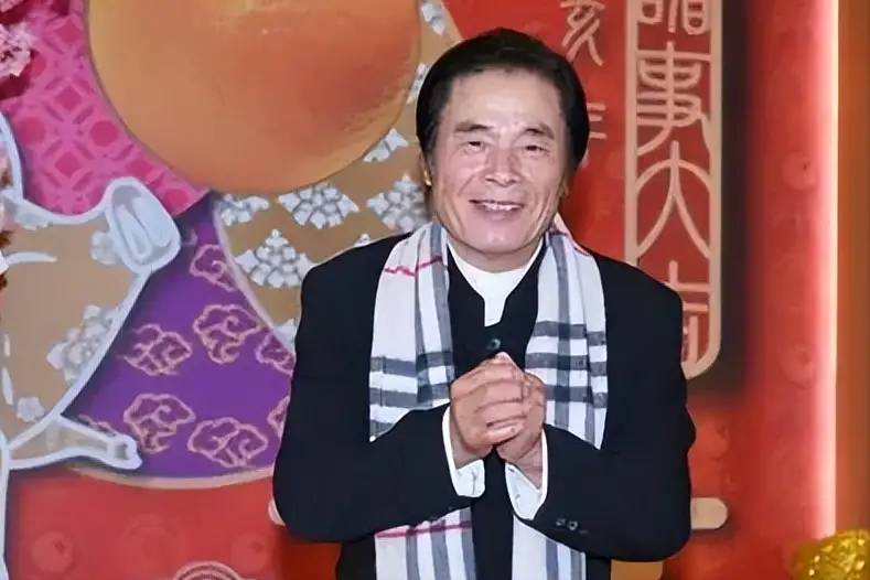 “6个老婆”同住一屋，每月人均7万零花钱，71岁又娶第7房娇妻