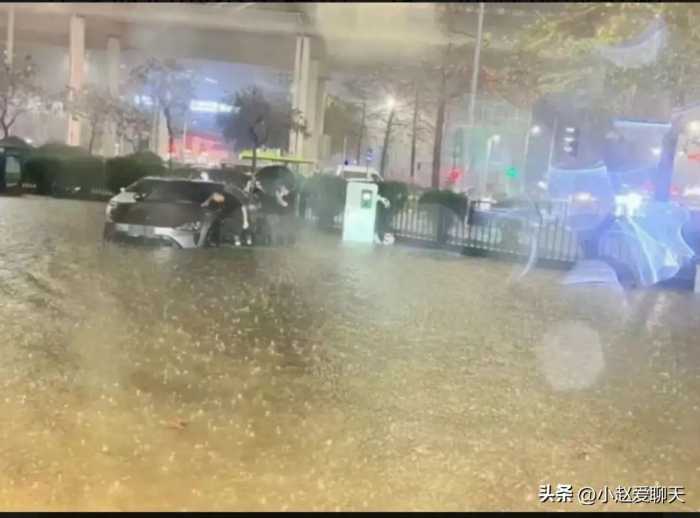 闹大了！广东暴雨损坏小米SU7，车主怒爆：质量如此差，谁来赔偿