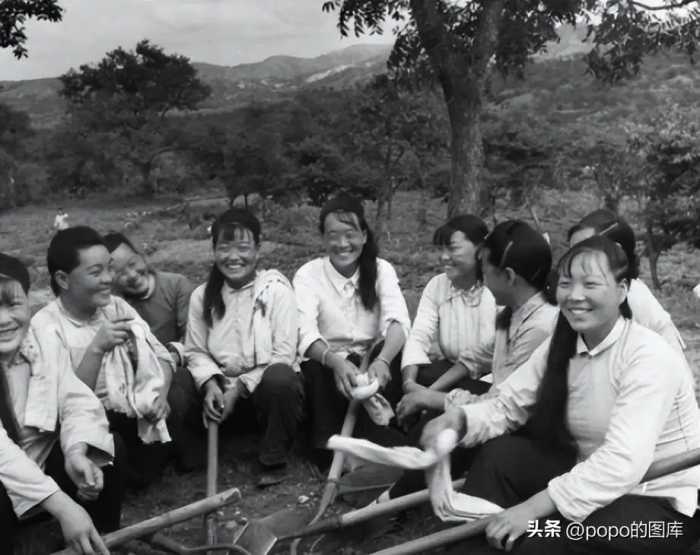 罕见“耻辱”照片：骑在马背上的赤裸女子，床上一丝不挂的梦露