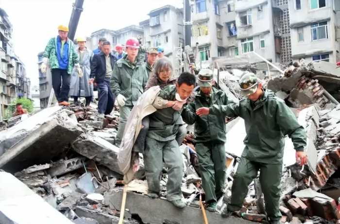 汶川地震，那位让2300多名师生逃生的校长，仅过3年就遗憾病逝