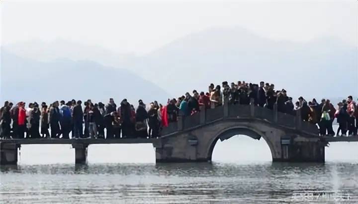 网上哀嚎一片，失业裁员比比皆是，为啥旅游却异常火爆