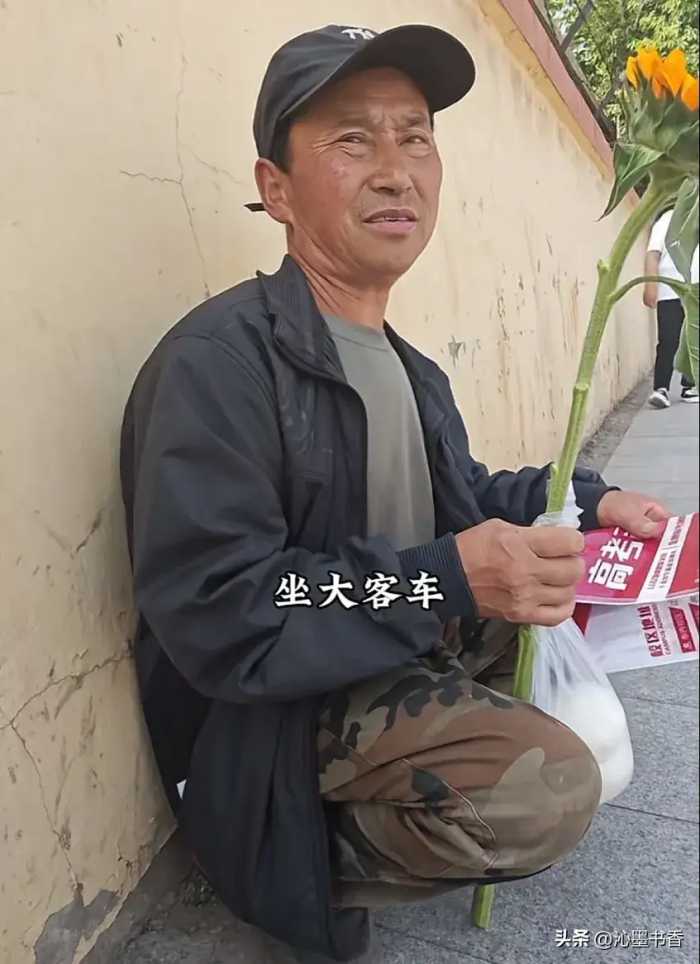 高考考场外58岁父亲的孤独守望：坐大客车2个半小时来给儿子加油