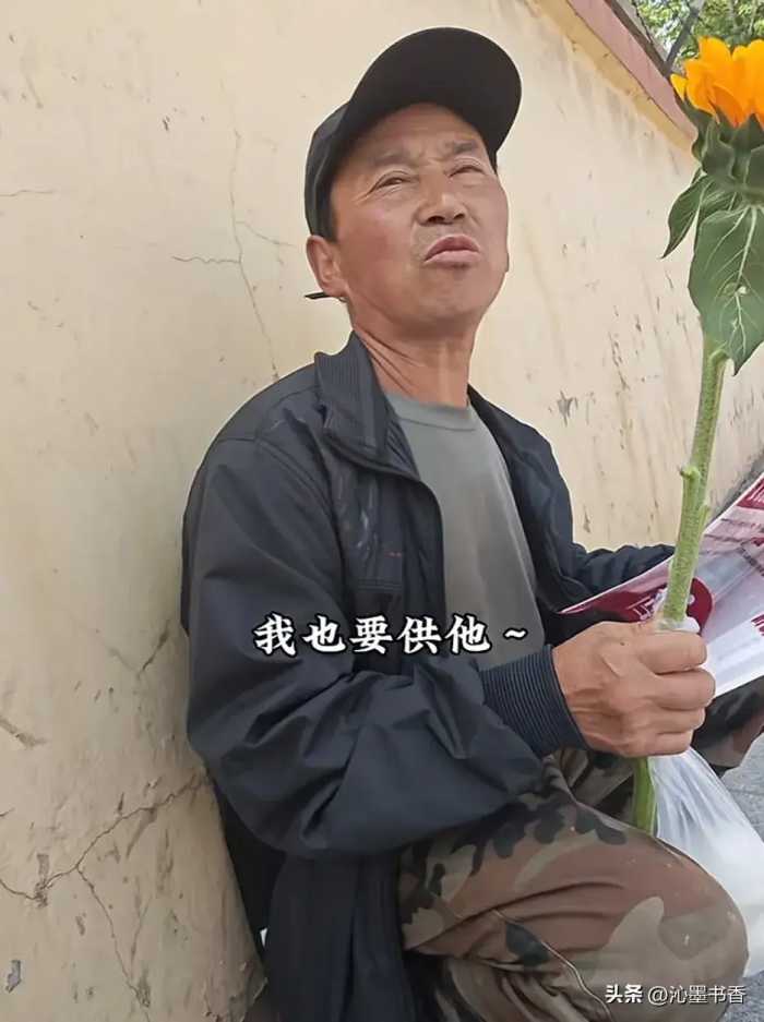 高考考场外58岁父亲的孤独守望：坐大客车2个半小时来给儿子加油