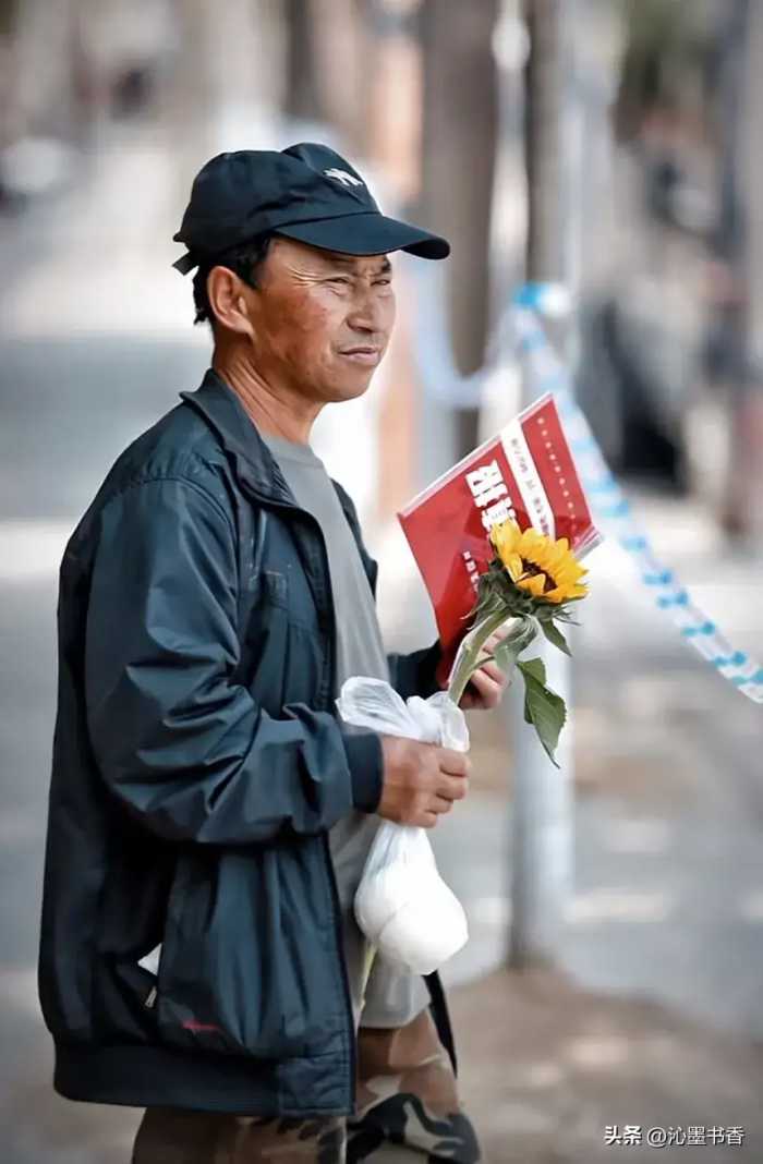 高考考场外58岁父亲的孤独守望：坐大客车2个半小时来给儿子加油