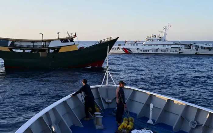 豪赌中国海警不动手？强行空投后，船上菲军举枪，中方捞走补给品