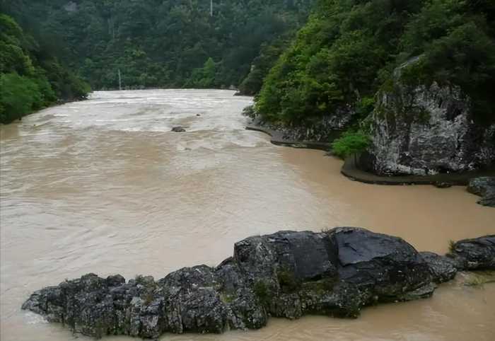 浙江暴雨冲出大量黄金，村民捡黄金停不下来，竟来自地下的黄金洞