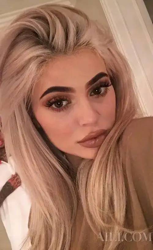 Kylie Jenner沙滩美图系列更新