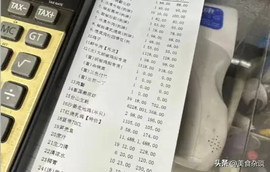 温州48位老战友聚餐，点满桌海鲜和10瓶茅台，结账时个个傻眼！