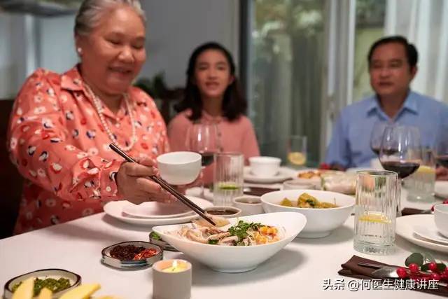 医生提醒：年纪大了，宁愿晚饭只吃馒头，也别在晚上吃这3种东西