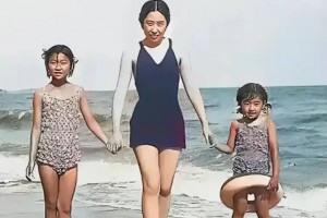 60年代，北戴河，王光美牵着两个女儿刘平平和刘亭亭的合影。