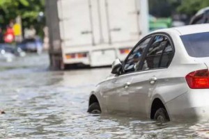 广东梅州一场暴雨，戳穿了1800万新能源车主的谎言，车主苦不堪言